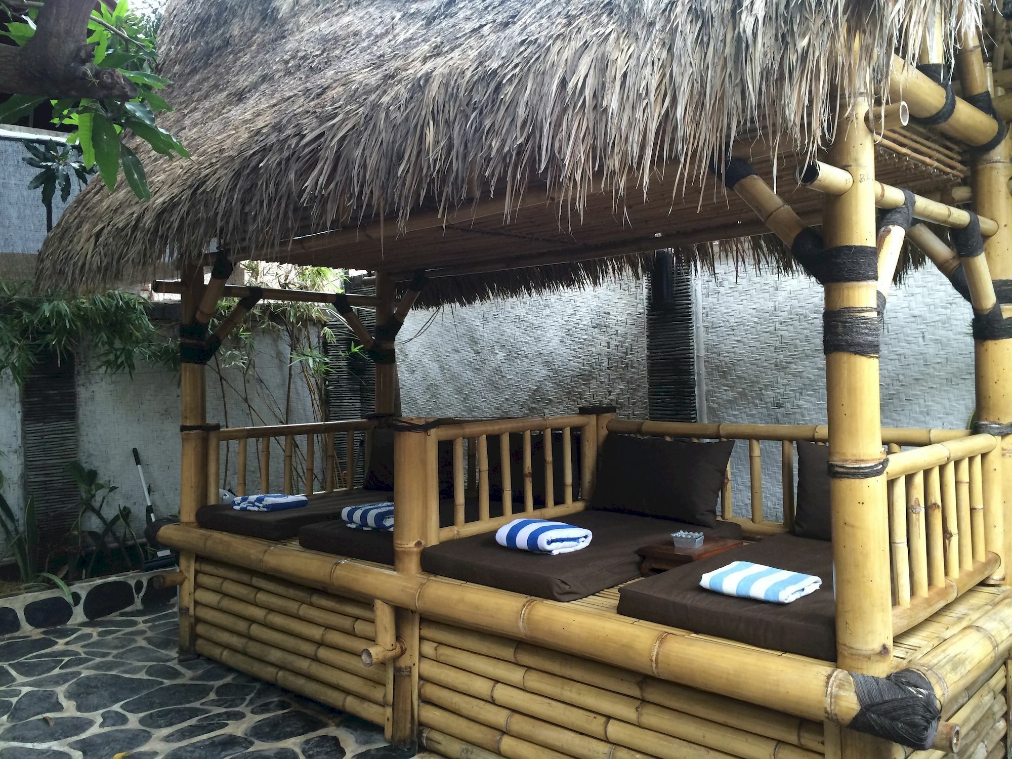 Scallywags Mango Hotel
